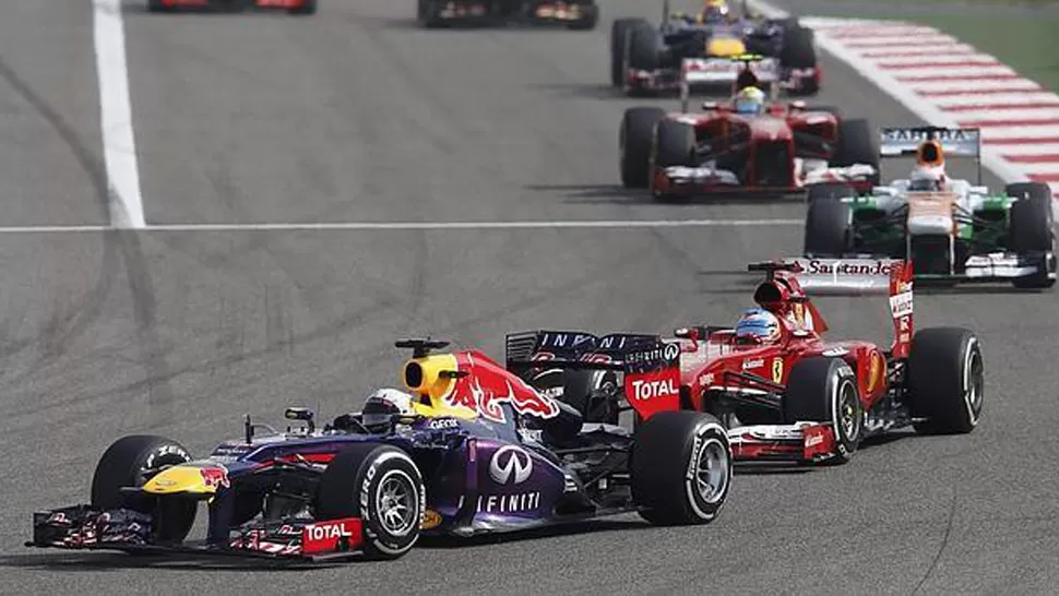 DUELO. Alonso, detrás de Vettel al inicio de la carrera. FOTO TOMADA DE ABC.ES