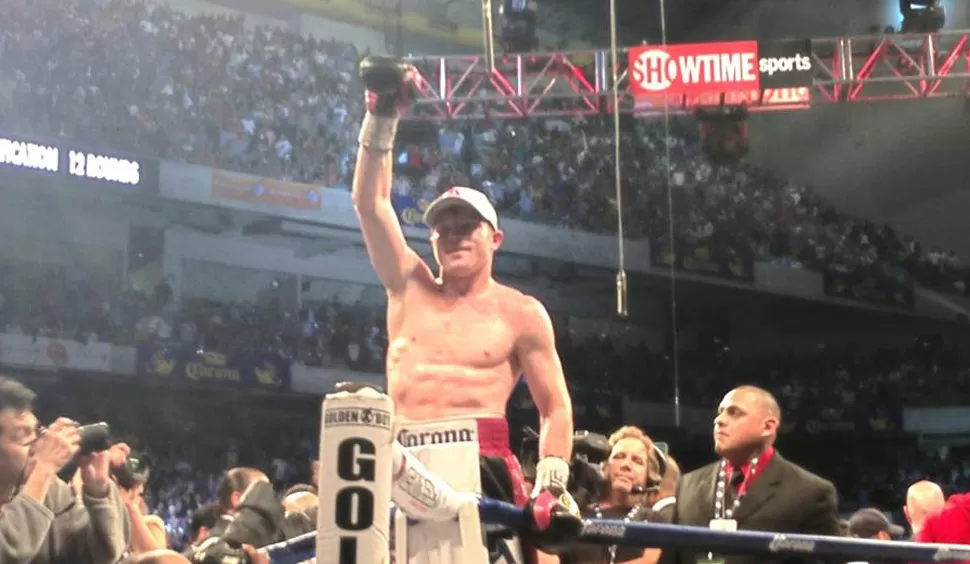 EN LA CIMA. Alvarez es uno de los mejores boxeadores del momento y anoche lo dejó claro. FOTO TOMADA DE FACEBOOK.COM/GOLDENBOYBOXING