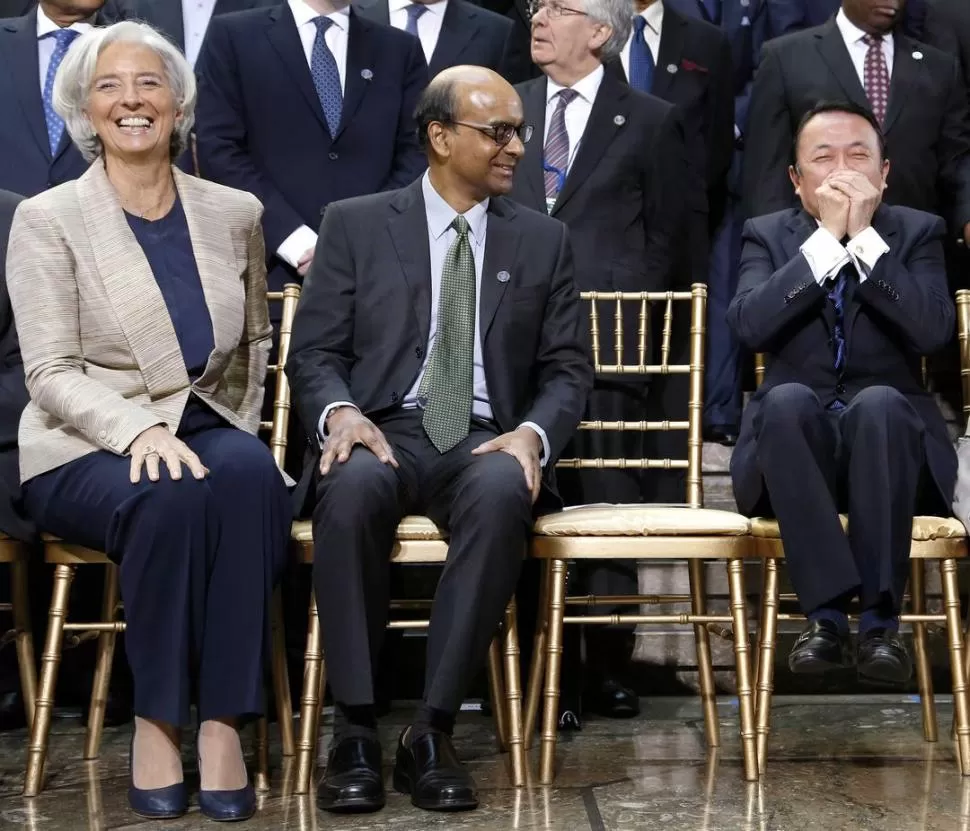 RISAS. Taro Aso (Japón) se ríe de un comentario de Lagarde. En el centro, el singapurés Shanmugaratnam. REUTERS