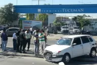 Un accidente entre tres autos generó caos al frente de la Terminal