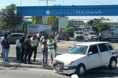 Un accidente entre tres autos generó caos al frente de la Terminal