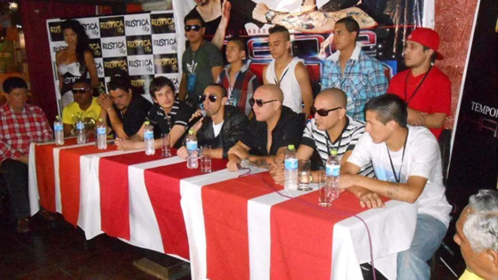 NENE MALO. El grupo de cumbia, durante una conferencia de prensa. FOTO TOMADA DE CRONICA.COM.AR