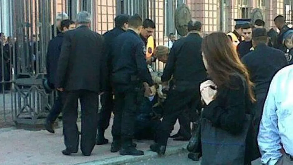 CONMOCION. El incidente frente a la Casa Rosada sorprendió a los paseantes. FOTO TOMADA DE LANACION.COM.AR