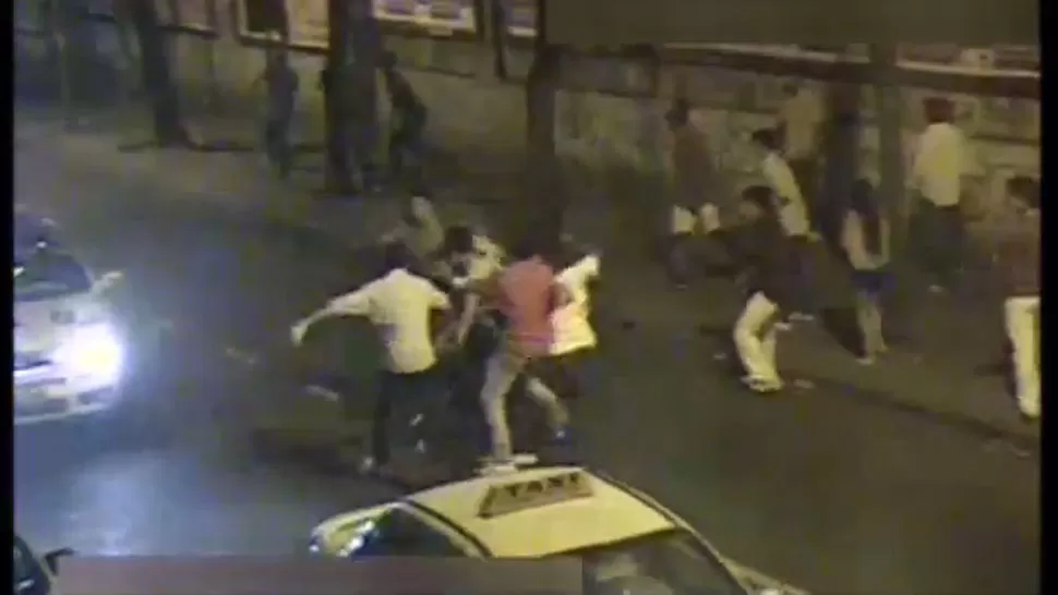 VIOLENCIA EN LAS CALLES. La trifulca se desató entre los autos que transitaban por calle Salta. CAPTURA DE VIDEO