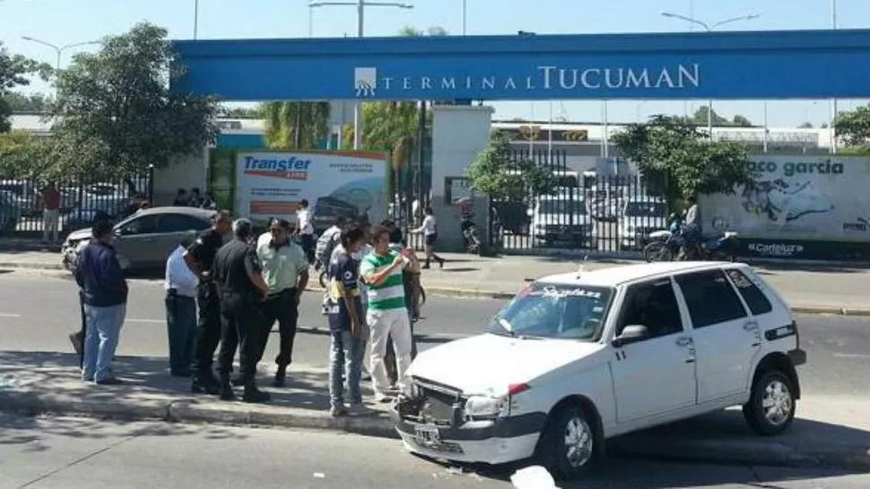 ASI QUEDO. Uno de los autos involucrados en el choque. FOTO TOMADA DE TWITTER/MANUEL GUZMAN