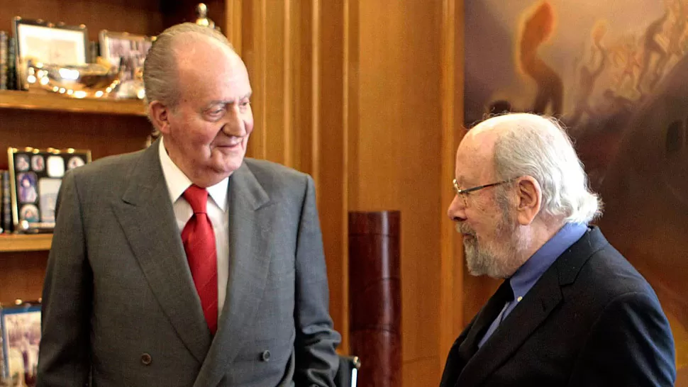 ENCUENTRO. El rey Juan Carlos bromeó ayer con el escritor Caballero Bonald. REUTERS