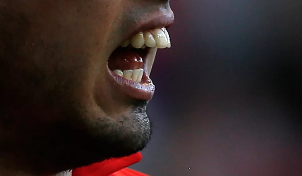 FEROZ. El jugador de Liverpool mostró su hambre de gol en la liga inglesa. REUTERS