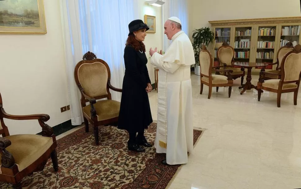 18 DE MARZO. Cristina se mostró sonriente al encontrarse con el Papa. DYN