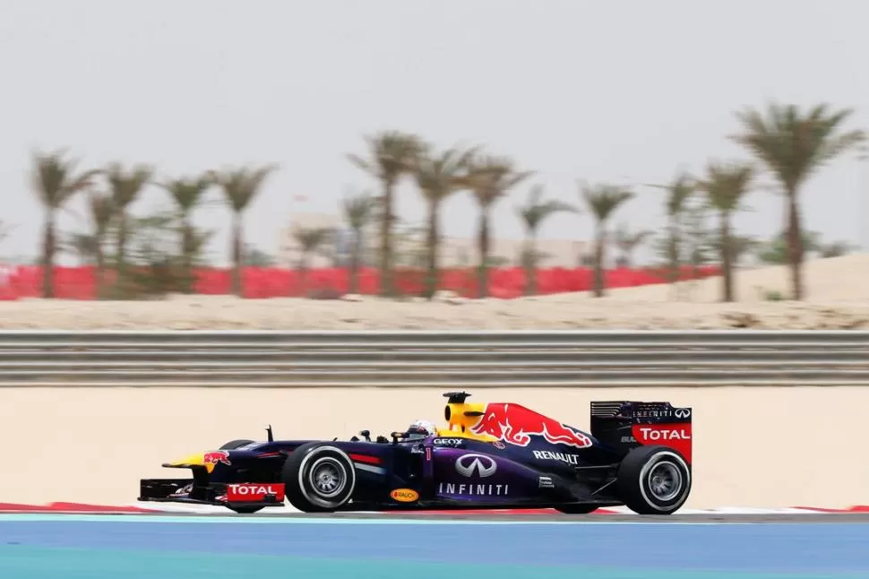 SOLO HACIA LA VICTORIA. El alemán Sebastian Vettel administró con personalidad el potencial de su Red Bull. No le costó demasiado hacerse de la vanguardia, y tampoco defenderla frente a duros rivales. 