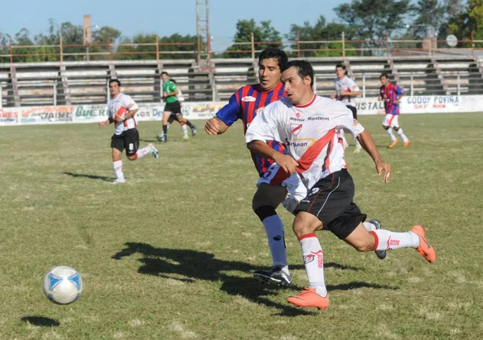 A TODA MÁQUINA. José Antonio Ibáñez intenta llevarse la pelota ante la marca de Miguel Córdoba, de San Ana. Los tigres arrancaron con todo el torneo. 