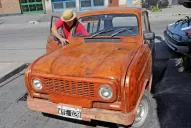 Héctor trabaja hace un año en su chata de madera y sueña con llevarla a Europa