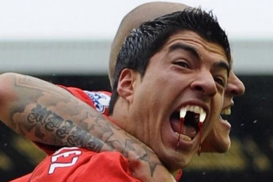 Luis Suárez ya tiene afiches que parodian su mordida a Ivanovic