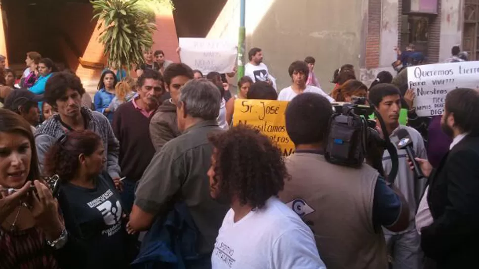 A LOS GRITOS. Los manifestantes impidieron el paso de vehículos por calle San Martín. LA GACETA / FOTO DE CARLOS FRIAS