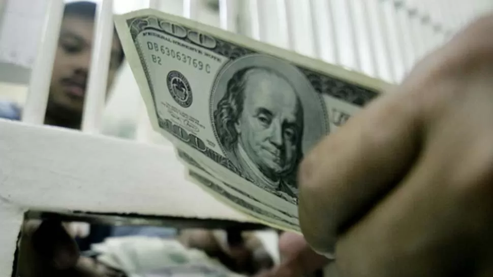 ALTA DEMANDA. La brecha entre el dólar oficial y el paralelo ya supera el 70%. FOTO TOMADA DE INFOBAE.COM