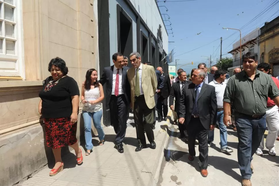 ¿VOLVERÁ EL DIÁLOGO? El titular del cuerpo, Regino Amado (saco negro), y su par de la Corte, Estofán (a su lado) visitan la sede de Monteros, en 2012. LA GACETA / FOTO DE OSVALDO RIPOLL (ARCHIVO)
