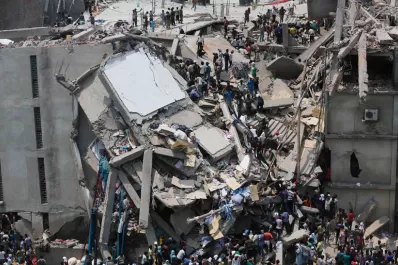 Más de 100 muertos por un derrumbre en Bangladesh