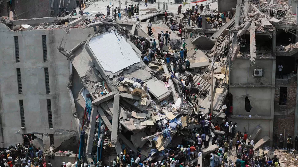 MAÑANA TRAGICA. Unas 1.000 personas estaban dentro del edificio en el momento del derrumbe. REUTERS