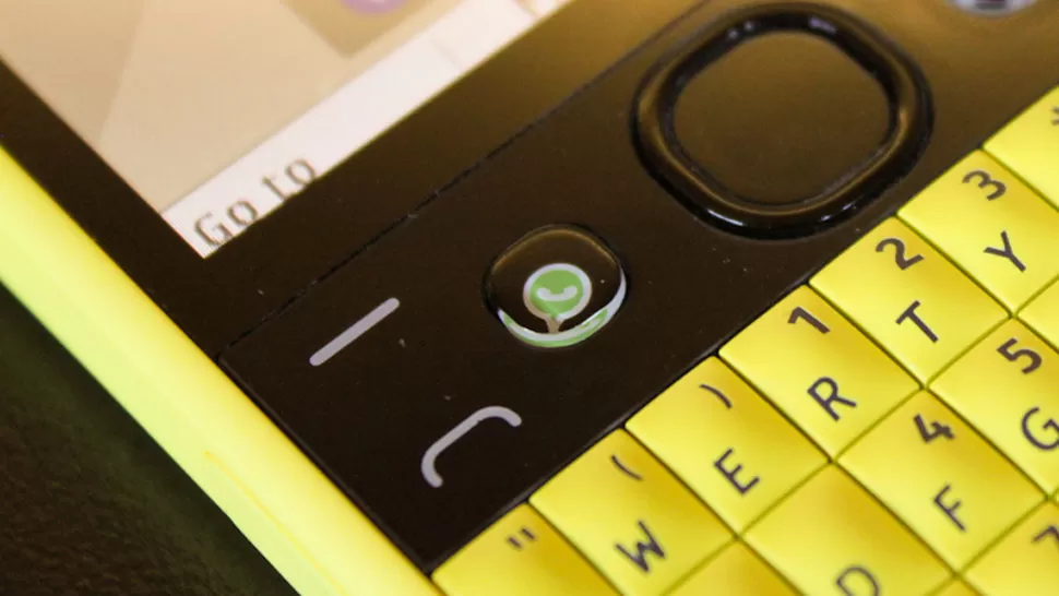 NOVEDOSO. Así se verá el Nokia Asha 210, integrado a Whatsapp. FOTO TOMADA DE REVIEWS.CNET.COM