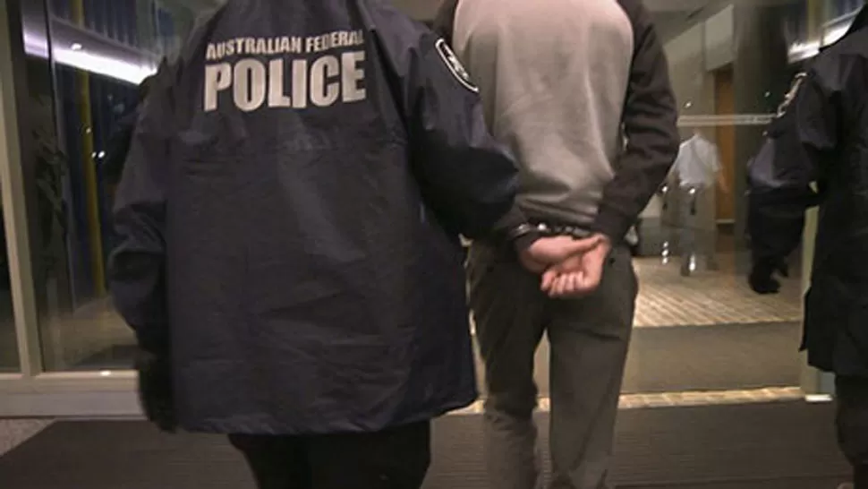 DETENIDO. Agentes de la Policía Federal de Australia arrestaron al líder de LulzSec. FOTO TOMADA DE GUARDIAN.CO.UK