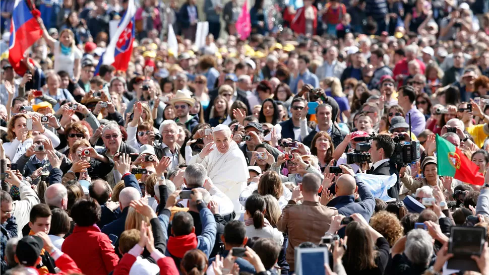 AUDIENCIA PÚBLICA. Los miércoles puede verse al Papa y escuchar la misa en la Plaza de San Pedro. REUTERS 
