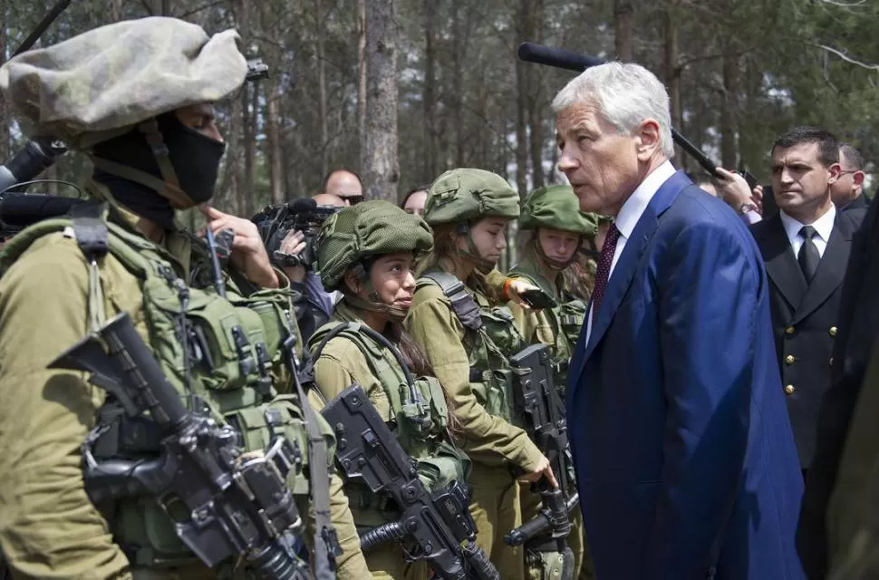 EN ISRAEL. El secretario de Defensa de EEUU, Hagel, saluda a las tropas. REUTERS