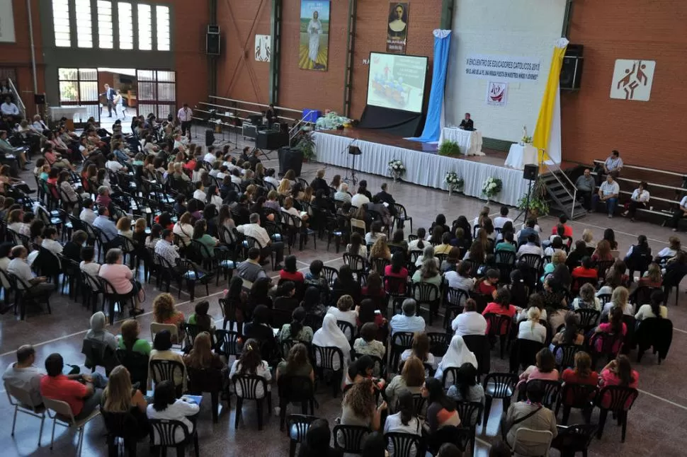 GRAN CONVOCATORIA. Más de 1.000 docentes escucharon al arzobispo Zecca y al doctor García Pintos. LA GACETA / FOTOS DE DIEGO AR5AOZ