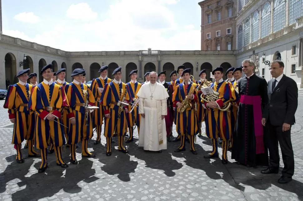 CUSTODIADO. Francisco posa en uno de los patios del Vaticano con la banda musical de la Guardia Suiza.  CREDITO