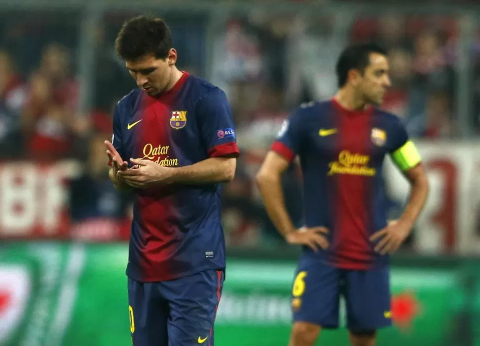 DESCONSOLADO. Messi mira su mano como buscando algo de magia en un partido en el que no le salió absolutamente nada. 
