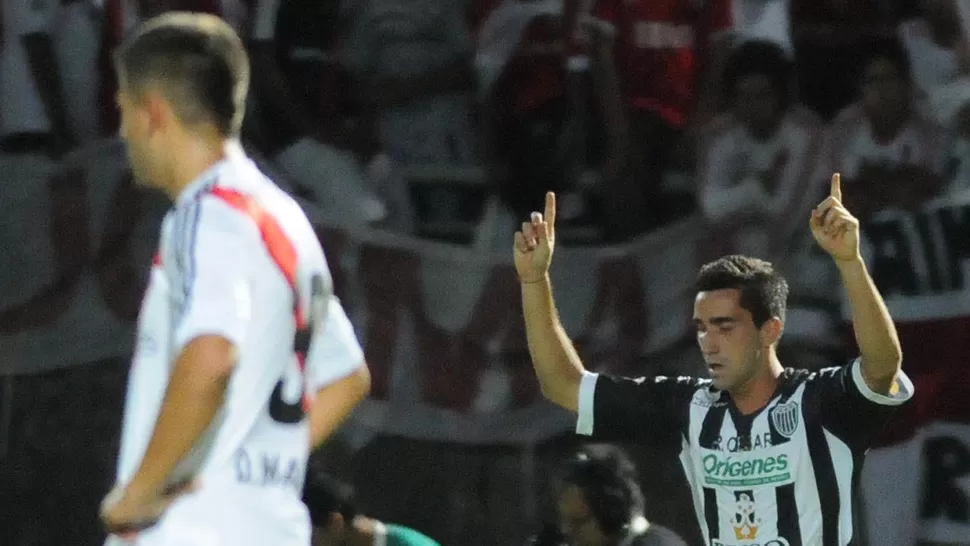 LAS DOS CARAS DE LA MONEDA, Diego Martínez, de River, sufre, mientras Pablo Ruiz festeja el gol que le dio el triunfo. 