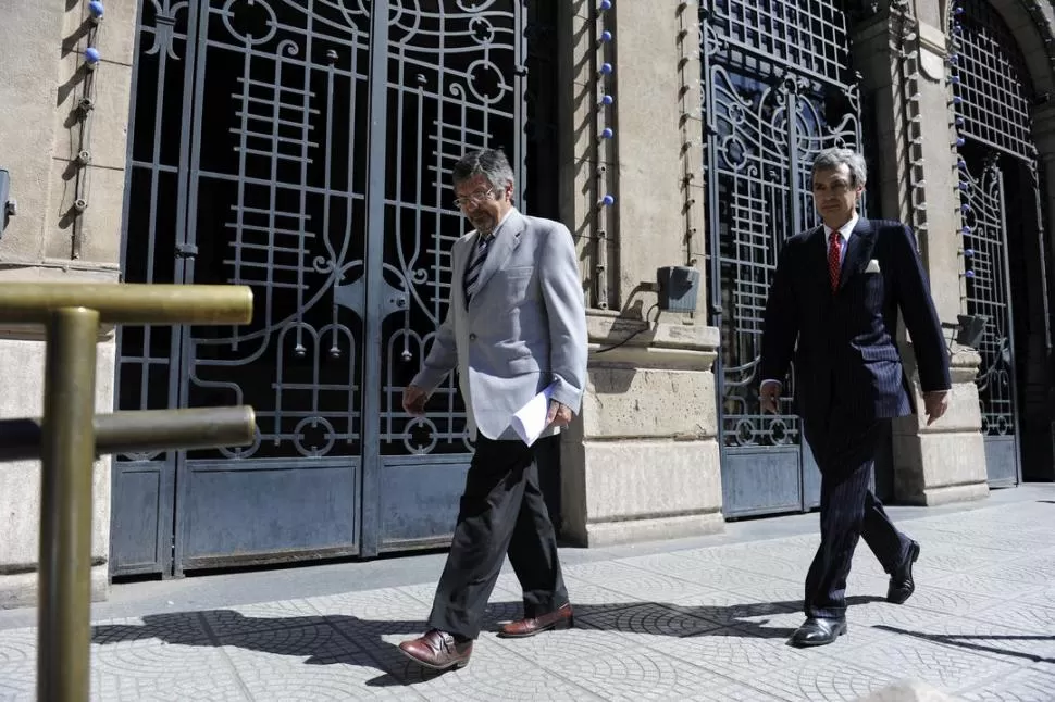 OTRA VEZ. El 5 de abril, Piedrabuena visitó Casa de Gobierno para notificar al PE del fallo que suspendió el Jury. LA GACETA / FOTO DE JUAN PABLO SANCHEZ NOLI (ARCHIVO)