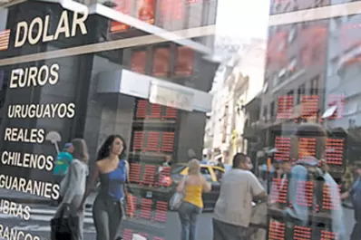 El dólar paralelo subió 70% en un año