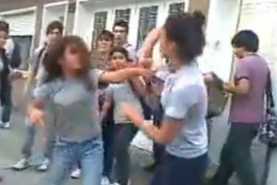 Bahía Blanca: feroz pelea entre dos chicas en un colegio
