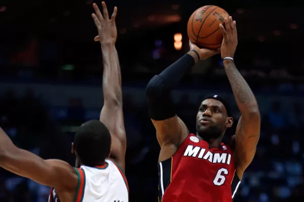 LeBron James mantiene la ilusión de los Heat