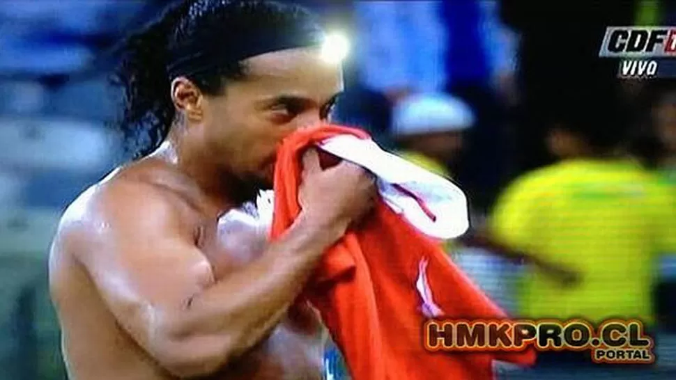 FASTIDIOSO. Ronaldinho no se veía de buen humor cuando concluyó el partido. FOTO TOMADA DE PUBLIMETRO.COM