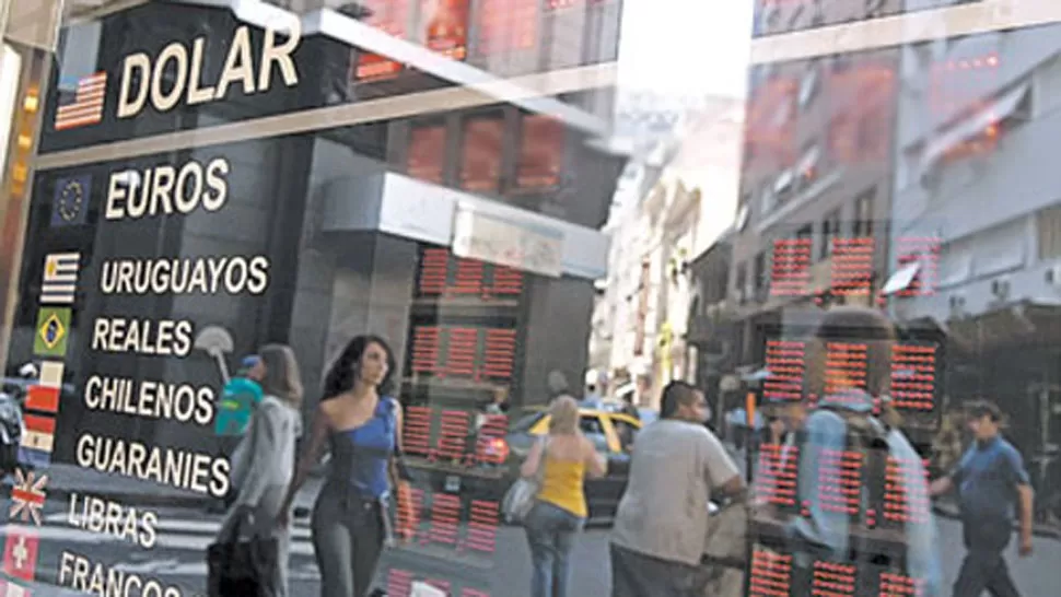 ALTA DEMANDA. La tensión sobre el dólar se percibe en la City porteña. FOTO TOMADA DE PARABUENOSAIRES.COM