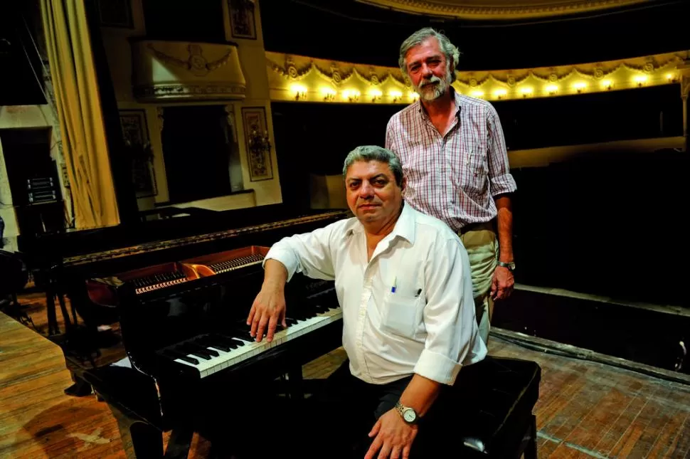 EL DIRECTOR Y EL SOLISTA. Ricardo Sbrocco (de pie) y Oscar Buriek (junto al piano) se conocen desde hace muchos años, en la música y en la vida.  LA GACETA / FOTO DE FRANCO VERA