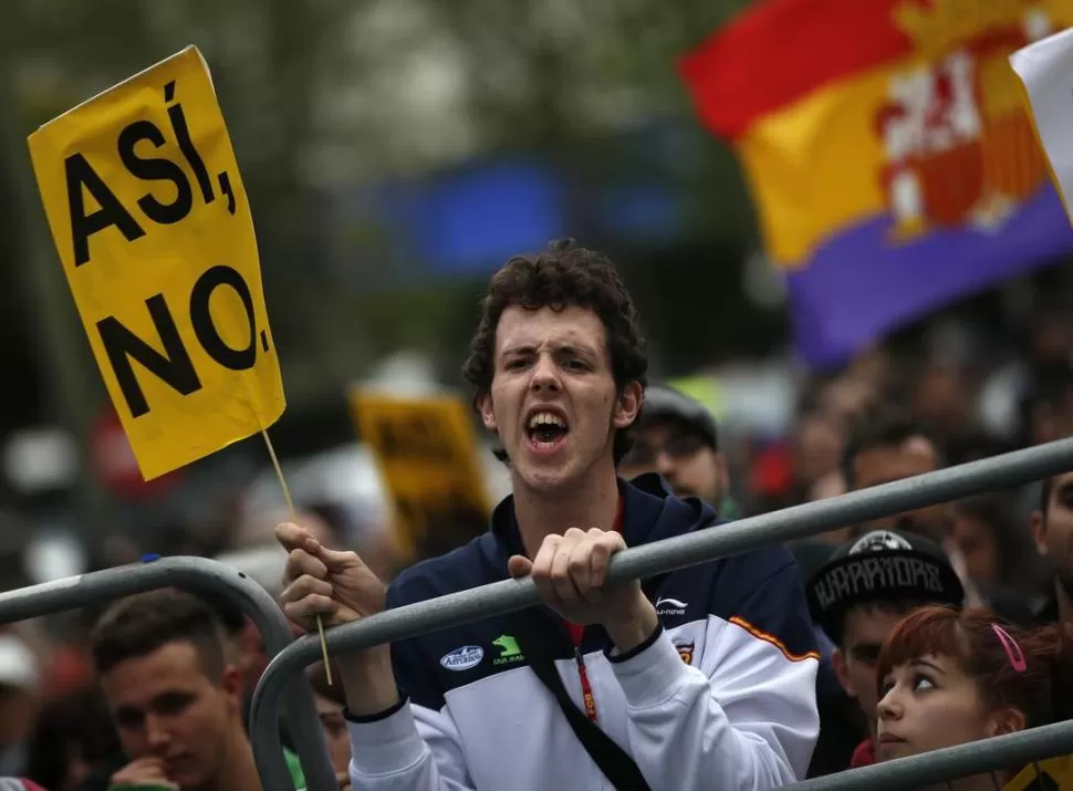 EN LA CALLE. Un joven español desocupado participó en la concentración frente al Congreso de los Diputados. REUTERS