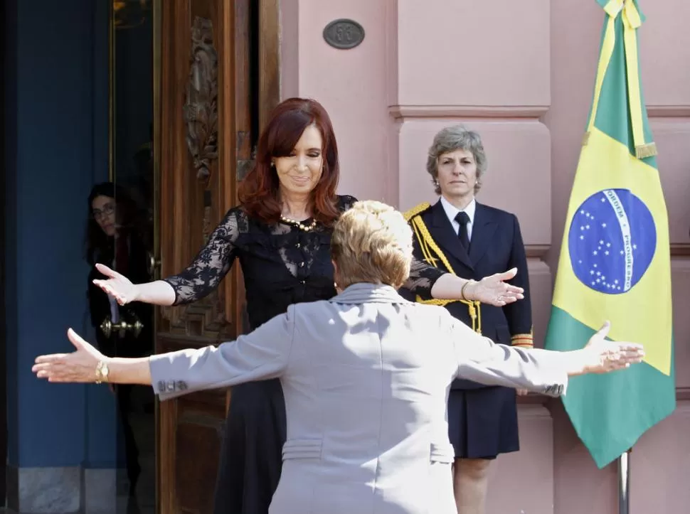 CON LOS BRAZOS ABIERTOS. Así recibió ayer Cristina a Dilma Rousseff. DYN