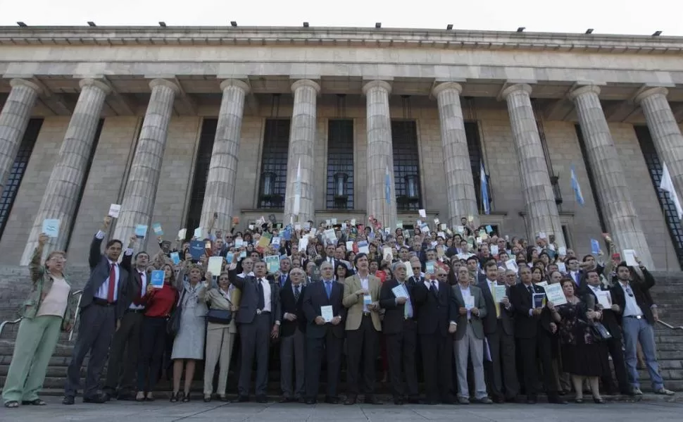 EN DERECHO DE LA UBA. Miembros del Poder Judicial, abogados y profesores protestan con la Constitución en la mano. REUTERS