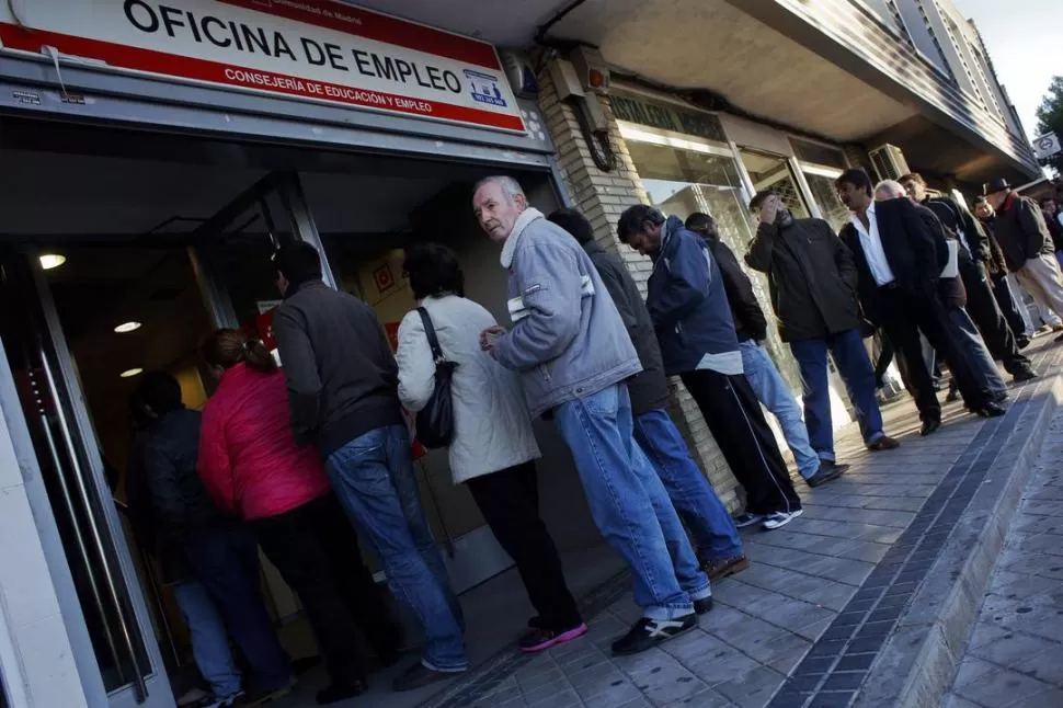 LARGAS COLAS. Los desocupados españoles deben realizar trámites para que el Estado les pague un seguro. REUTERS