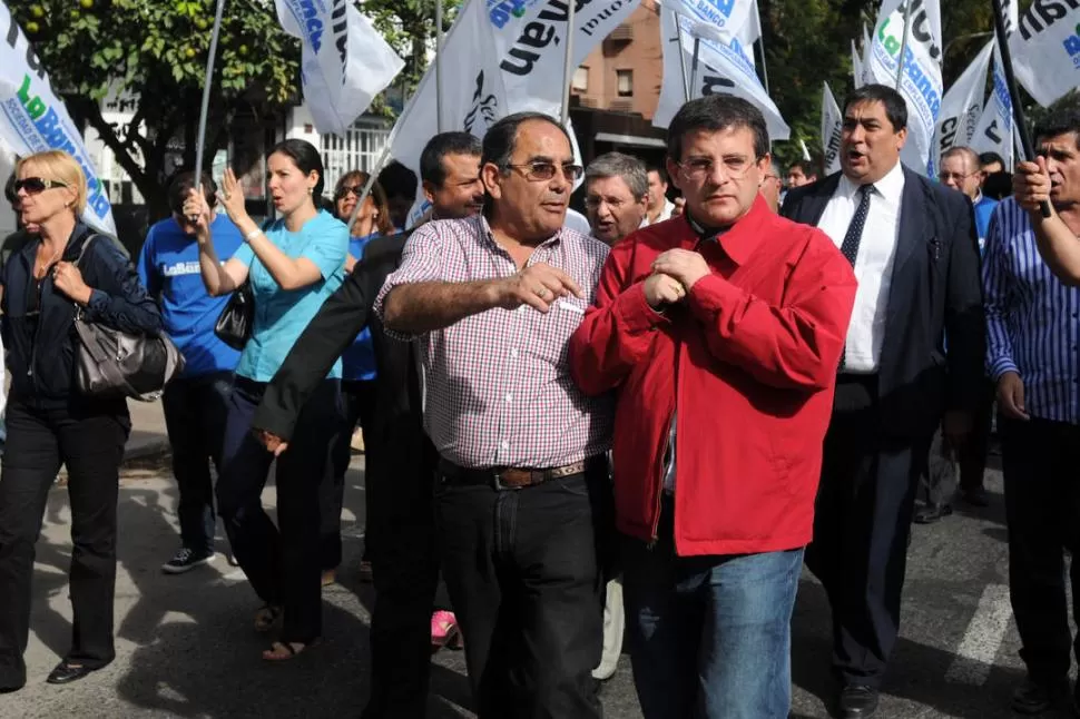 DESAFÍO. Bourlé y Cisneros encabezaron la protesta contra el ministro del PE. LA GACETA / FOTO DE INéS QUINTERO ORIO