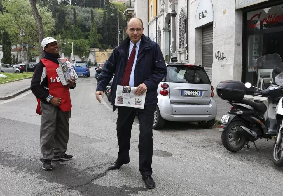 ENCARGADO. Enrico Letta llega a una reunión con su partido, en Roma. REUTERS