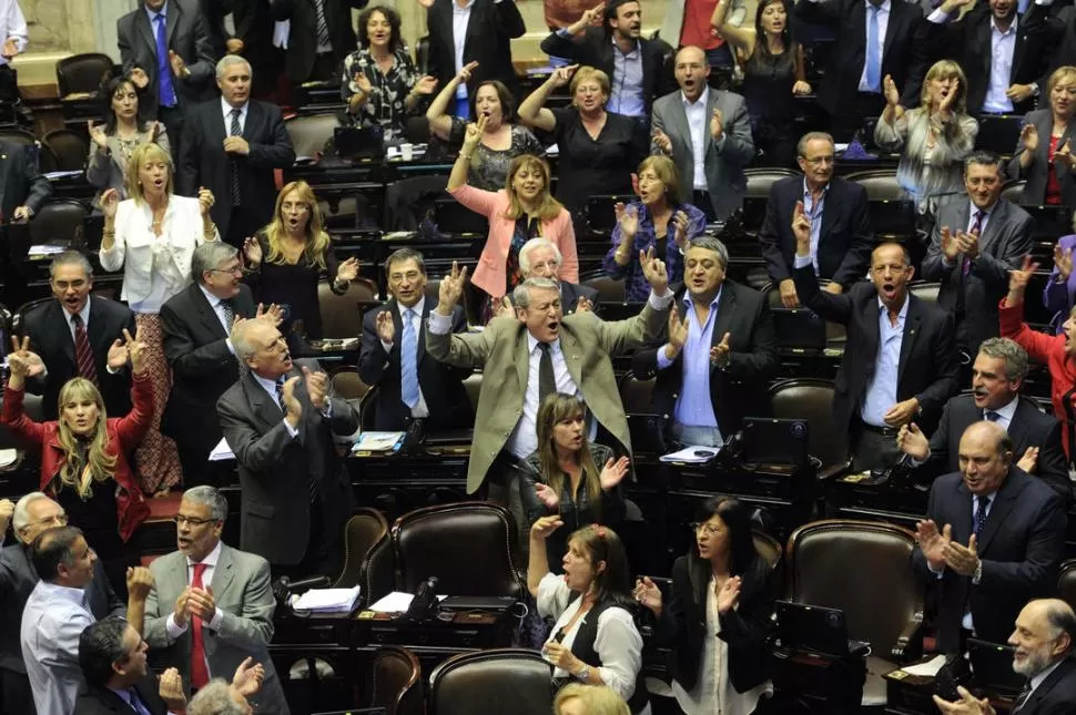 CELEBRACIÓN. La bancada oficialista de Diputados aplaude y festeja la aprobación del paquete de medidas que envío el Gobierno de Cristina Kirchner. TÉLAM  