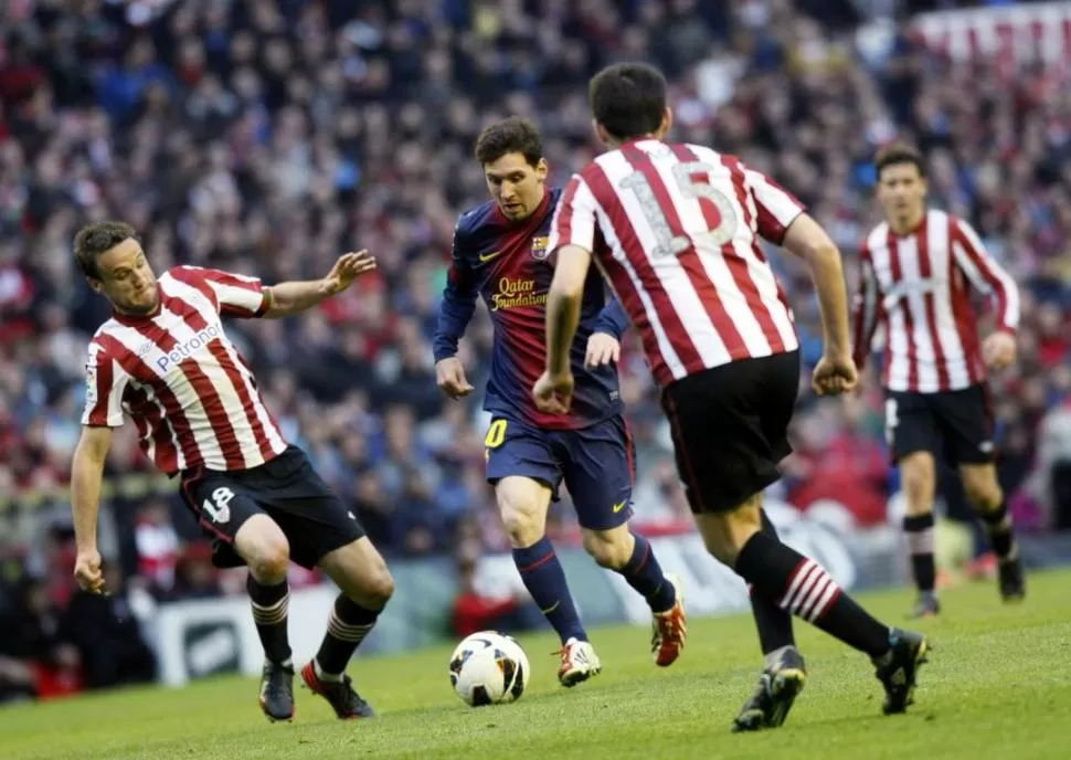 UN CLÁSICO. Messi se deshizo en gambetas antes de anotar un típico gol suyo. 