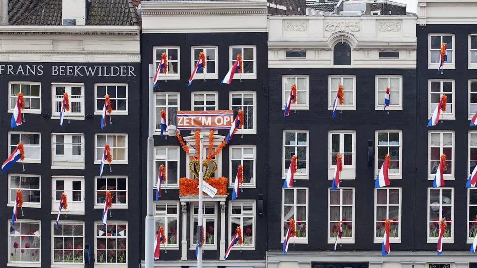 COLORES NACIONALES. La estación central, decorada con banderas de Holanda. REUTERS