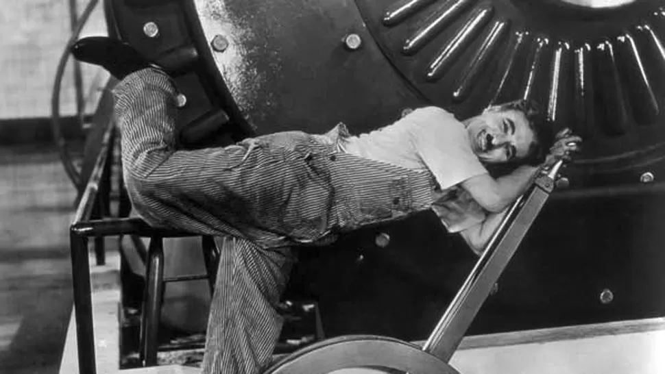 PATIO LORCA. Ciclo de Cine sin Fronteras, a las 21:30 se proyectará la película Tiempos Modernos (1936) de Charles Chaplin.