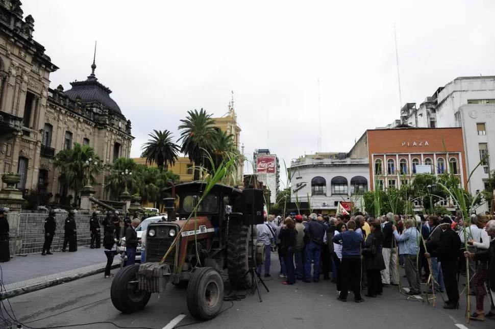 APOYO. Productores de la Unión Cañeros Independientes de Tucumán (UCIT) se movilizaron en febrero a favor de la ley azucarera. LA GACETA / FOTO DE JORGE OLMOS SGROSSO (ARCHIVO)