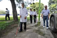 La ciudad les regala veredas llenas de obstáculos