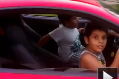 Mirá el video del niño de 10 años conduciendo un F430