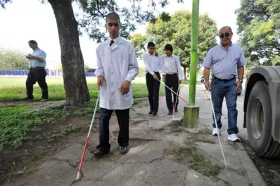 La ciudad les regala veredas llenas de obstáculos